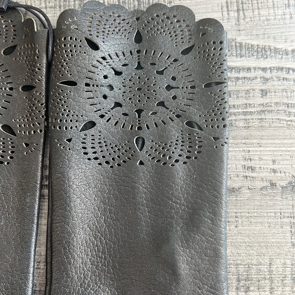 Burberry Leather Primrose gloves - Picture 6 of 17